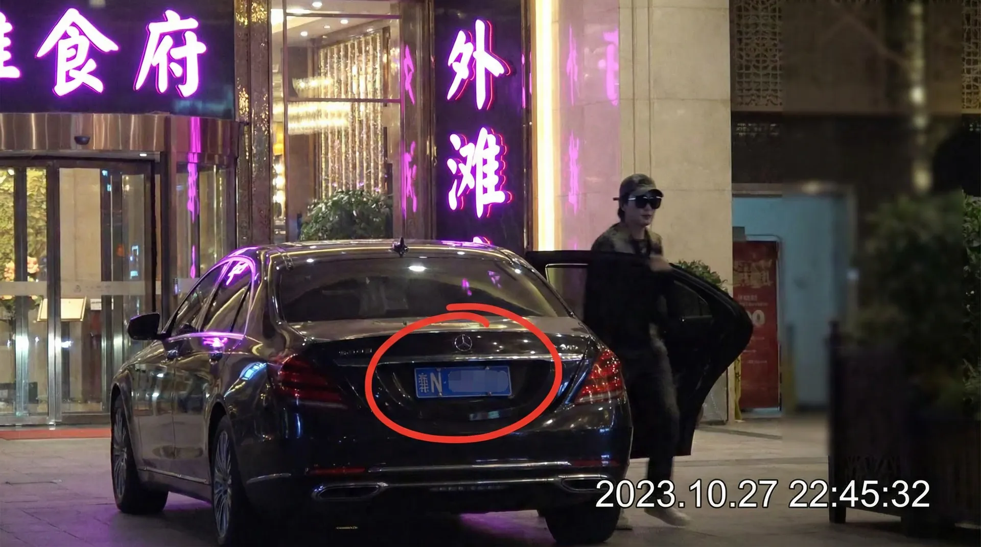 每日吃瓜大赛-每日吃瓜大赛官网~深度揭秘每日吃瓜大赛热点 - 豪车餐厅外偷拍